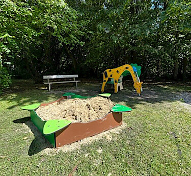 Spielplatz am Krautweg in Puchheim-Ort – Kletterspiel und Sandkasten für Kleinkinder